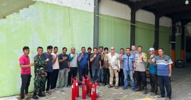 Babinsa Lemahwungkuk Monitoring Pelatihan Pemadaman Kebakaran di Gereja GBI Calvary