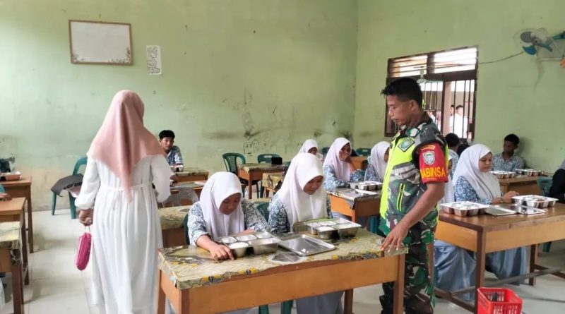 Babinsa Dampingi Pendistribusian Makan Bergizi Gratis Ke Sekolah