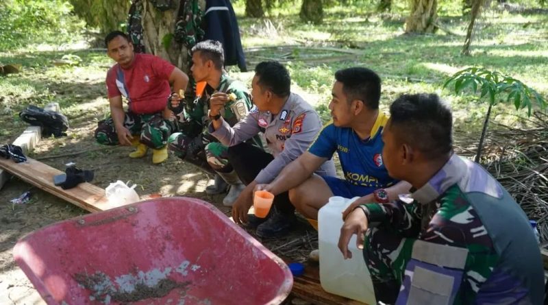 Semangat Kebersamaan, Anggota Satgas TMMD Bersama Warga Ngopi Bareng