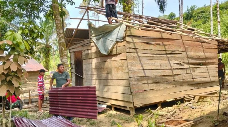 Satgas TMMD Kodim 0117/Aceh Tamiang Bongkar Rumah Lama Milik Bapak Murkidi