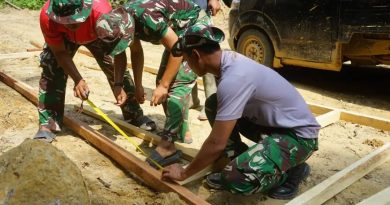 Bangun Plat Beton, Anggota Satgas TMMD Kodim 0117/Aceh Tamiang Bersama Warga Bahu membahu Buat Papan Mal Plat Beton