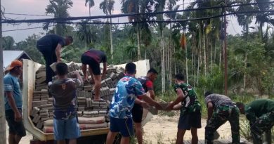 Satgas TMMD Reg Ke- 128 Kodim 0117/Aceh Tamiang Bersama Warga Kompak Bongkar Material Dari Truk