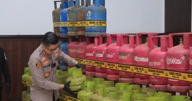 Satuan reserse kriminal polres Indramayu dan Polda Jawa Barat berhasil mengungkap penyalahgunaan minyak dan gas bumi.