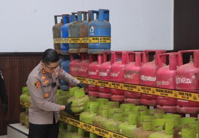 Satuan reserse kriminal polres Indramayu dan Polda Jawa Barat berhasil mengungkap penyalahgunaan minyak dan gas bumi.