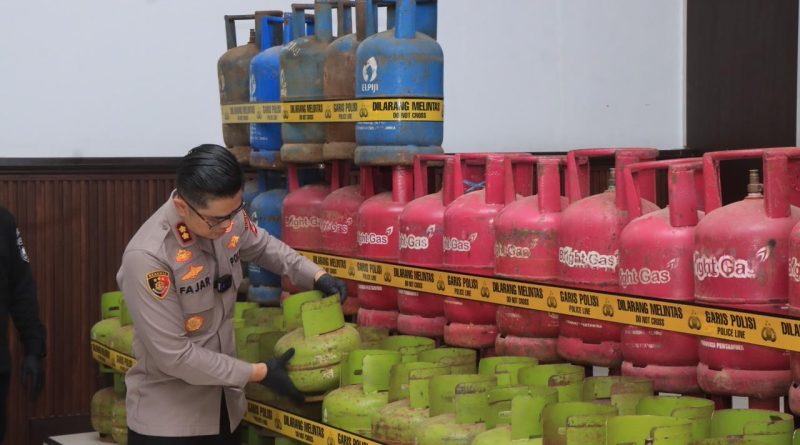 Satuan reserse kriminal polres Indramayu dan Polda Jawa Barat berhasil mengungkap penyalahgunaan minyak dan gas bumi.