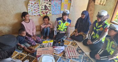 Kapolres Pagar Alam Januar Kencana Setia Persada Bersama Polwan Bantu Warga Tumbak Ulas Lewat Bansos