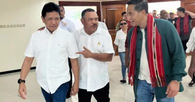 Kedatangan Ketua Umum KADIN Anindya Bakrie Disambut Oleh Sekda Maluku Dan Ketua Kadin Maluku Di Bandara Pattimura