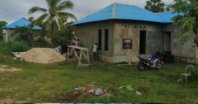 Dinding Makin Kokoh & Rapi! Satgas TMMD Bersama Warga Rehab Rumah Ibu Marial