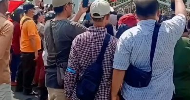 Gerbang Kantor Wali Kota Binjai Roboh Saat Aksi PKL dan Mahasiswa