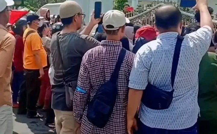 Gerbang Kantor Wali Kota Binjai Roboh Saat Aksi PKL dan Mahasiswa