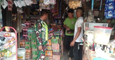 Dalam Upaya Menjaga Stabilitas Ekonomi di Wilayah Babinsa Koramil 04/Bendahara Pantau Harga Sembako Di Pasar Tradisional