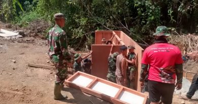 Kegiatan Satgas TMMD Lanjutkan Pekerjaan Pasang Mal Untuk Pengecoran Pelat Beton