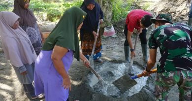 Suara Cangkul Beradu Dengan Pasir, Ada Harapan Yang Diaduk Bersama Warga