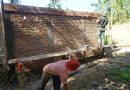 Terpantau, Satgas TMMD Lanjutkan Pembangunan MCK Pekerjaan Pengecoran Balok Atas Bangunan