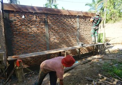 Terpantau, Satgas TMMD Lanjutkan Pembangunan MCK Pekerjaan Pengecoran Balok Atas Bangunan