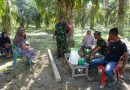 Keakraban Satgas TMMD Ngobrol Santai Bersama Ibu-Ibu di Lokasi Kegiatan