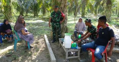 Keakraban Satgas TMMD Ngobrol Santai Bersama Ibu-Ibu di Lokasi Kegiatan