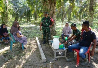 Keakraban Satgas TMMD Ngobrol Santai Bersama Ibu-Ibu di Lokasi Kegiatan