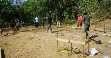 Satgas TMMR dan Warga Gorong Royong Gali Pondasi RTLH Dua