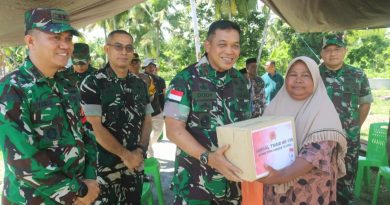 Pangdam Pattimura Sambangi Warga Waimili dan Salurkan Bantuan Perbaikan Masjid