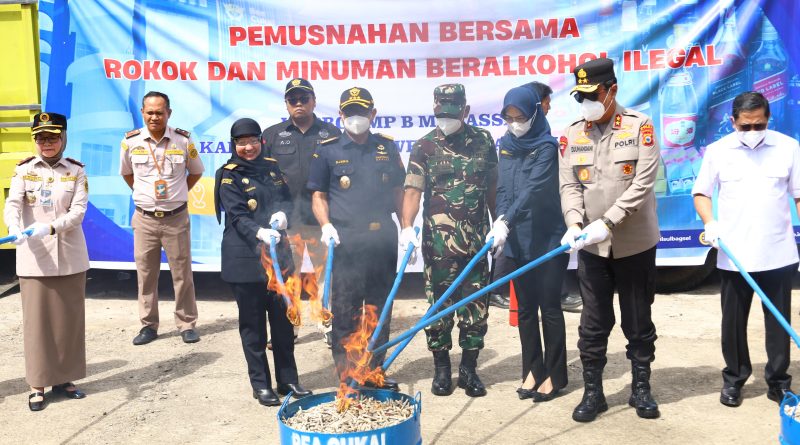 Sinergi Bea Cukai dan Polda Sulsel, Puluhan Juta Rokok Ilegal Dimusnahkan di Makassar.