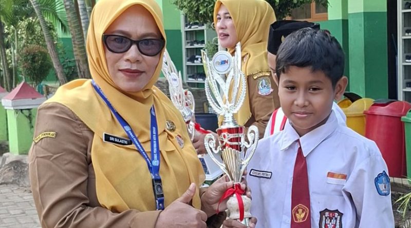Serah Terima Piala O2SN SDN Padurenan IV Mustika Jaya, Kepsek Beri Motivasi dan Doa Untuk Sang Juara   