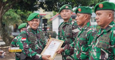 Pangdam XV/Pattimura Kembali Berikan Penghargaan Kepada Lima Prajurit Berprestasi