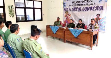 Babinsa Kalijaga Laksanakan Rapat Koordinasi Satlinmas Kelurahan Kalijaga