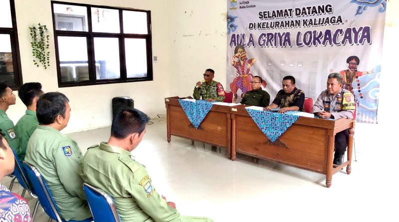 Babinsa Kalijaga Laksanakan Rapat Koordinasi Satlinmas Kelurahan Kalijaga