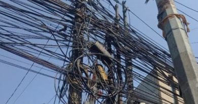 Memetik dan Melihat Kabel Semberawut Di Duga Pihak Yang Berwenang Mati Fungsi