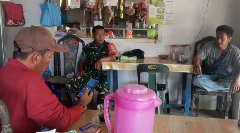 Serap Informasi Sambil Ngopi, Babinsa Komsos Di Warung Kopi