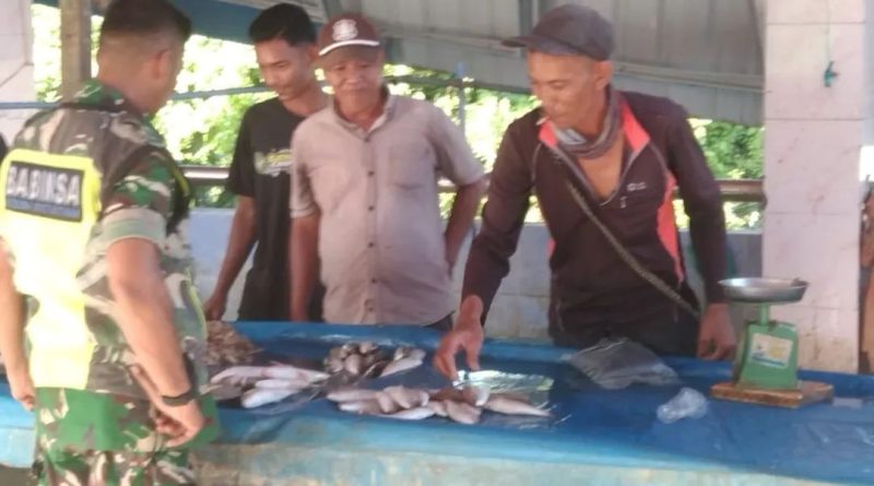 Babinsa Rutin Monitoring Stabilitas Harga Ikan Di Pasar
