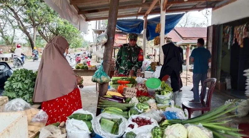 Babinsa Datangi Pasar, Pantau Harga Sembako Dan Komoditi