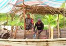 Babinsa Laksanakan Komsos Dengan Pengrajin Perahu Di Desa Binaan