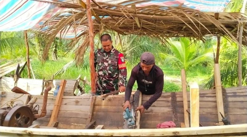 Babinsa Laksanakan Komsos Dengan Pengrajin Perahu Di Desa Binaan