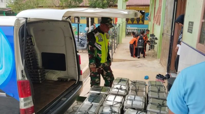 Babinsa Aktif Awasi Penyaluran Program MBG Di SDN Suka Mulia