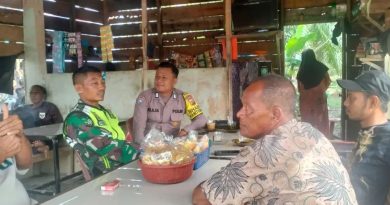 Jalin Silaturahmi, Babinsa Dan Bhabinkamtibmas Komsos Dengan Warga