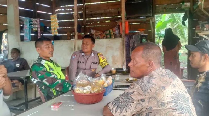 Jalin Silaturahmi, Babinsa Dan Bhabinkamtibmas Komsos Dengan Warga