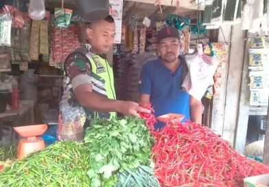 Di Antara Riuh Pasar, Babinsa Jaga Harga Dan Rasa Aman Pengunjung Pasar