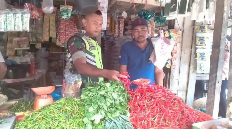 Di Antara Riuh Pasar, Babinsa Jaga Harga Dan Rasa Aman Pengunjung Pasar
