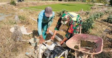 Melalui Mesin Pompa Air, Babinsa Bantu Petani Mengairi Sawah
