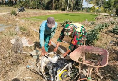 Melalui Mesin Pompa Air, Babinsa Bantu Petani Mengairi Sawah