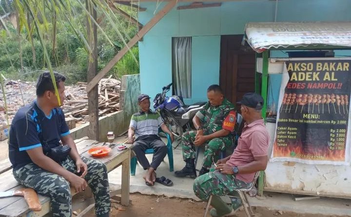 Babinsa Komsos Dengan Tokoh Masyarakat Di Wilayah Binaan