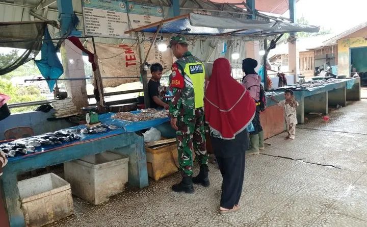 Pasca Lebaran Idul Adha, Babinsa Koramil 04/Bendahara Pantau Stabilitas Harga Ikan Laut Di Pasar Tradisional