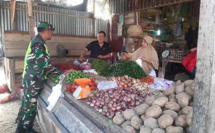 Serma Wakidi Melaksanakan Pengecekan Harga Sembako