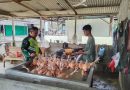 Serka Bambang Irwanto Babinsa Koramil 04/Bendahara Pantau Stabilitas Harga Ayam Potong di Pasar