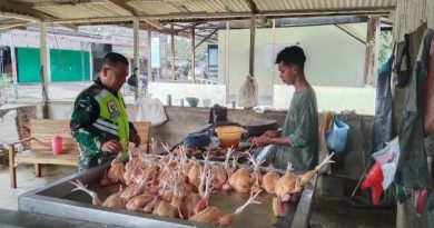 Serka Bambang Irwanto Babinsa Koramil 04/Bendahara Pantau Stabilitas Harga Ayam Potong di Pasar