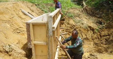 Anggota Satgas TMMD Ke 128 Kerjakan Kupingan Gorong Gorong