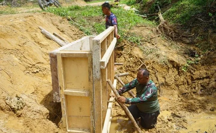 Anggota Satgas TMMD Ke 128 Kerjakan Kupingan Gorong Gorong