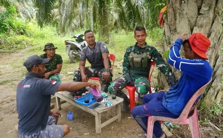 Saat Istirahat, Satgas TMMD Aceh Tamiang Bercanda Dengan Warga Binaan